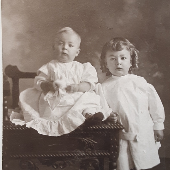 Vintage studio setting photograph - Picture 5 of 8